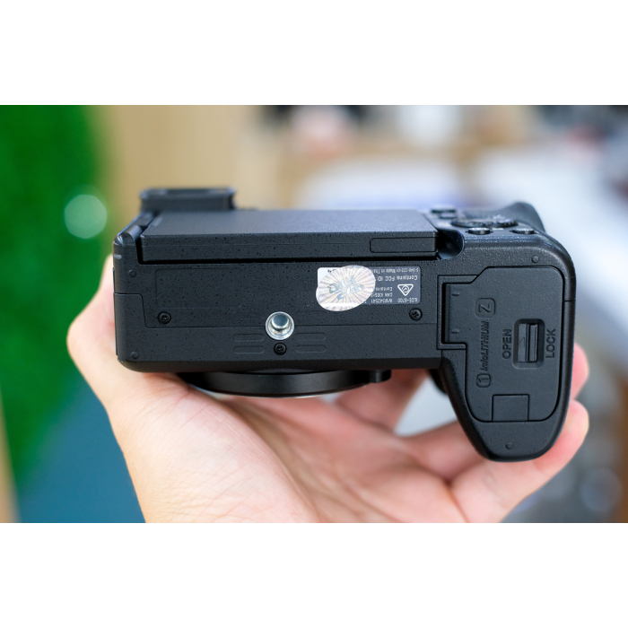 Sony A6700 - Likenew (Body Only)